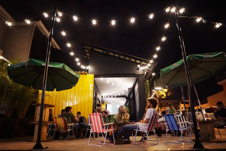 Ambiente do Vizin, bar de clima descontraído no Butantã