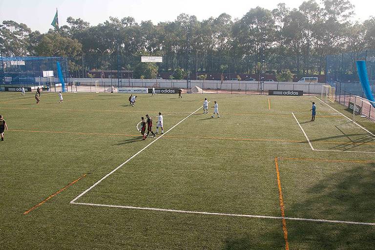 Bola de futebol online, jogador em campo no fundo. jogador de futebol no  estádio ao ar livre, treino antes do jogo, treino de futebol