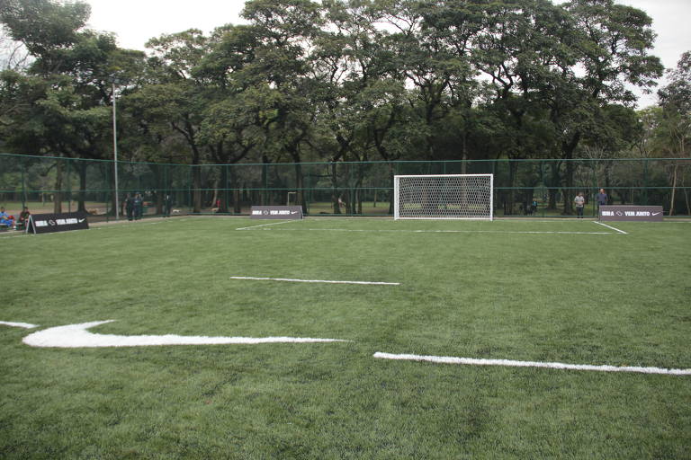 Pessoa jogando futebol no campo