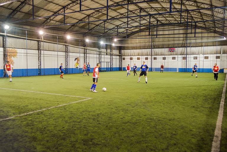 Jogo de futebol infantil. meninos jogando futebol no campo de