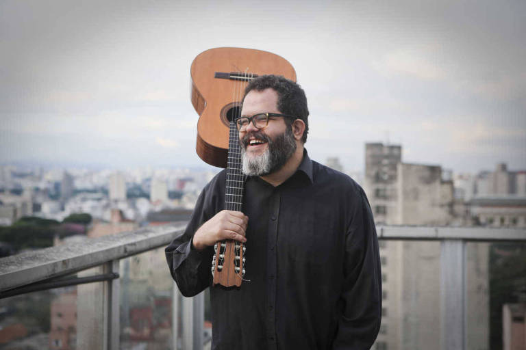 O cantor e compositor Romulo Fróes faz show gratuito no CCSP