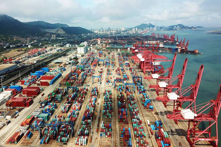 Contêineres são carregados no porto chinês de Lianyungang