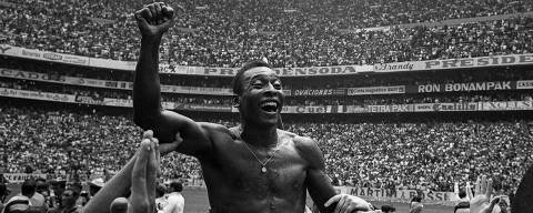 Futebol - Copa do Mundo, 1970: o atacante Pelé, da Seleção Brasileira, é levantado durante comemoração do título da Copa do Mundo de 1970, após a vitória da Seleção Brasileira sobre a Seleção da Itália, por 4 a 1, no Estádio Azteca, em jogo válido pela final da Copa do Mundo de 1970, na Cidade do México (México). *** (140323) -- CIUDAD DE MEXICO, marzo 23, 2014 (Xinhua) -- Imagen del 21 de junio de 1970 del ex futbolista brasileño Edson Arantes do Nascimento, más conocido como Pelé, celebrando la obtención de título del Mundial de Fútbol de México 1970, en el estadio Azteca, en la Ciudad de México, capital de México. Edson Arantes do Nascimento Pelé, apodado 