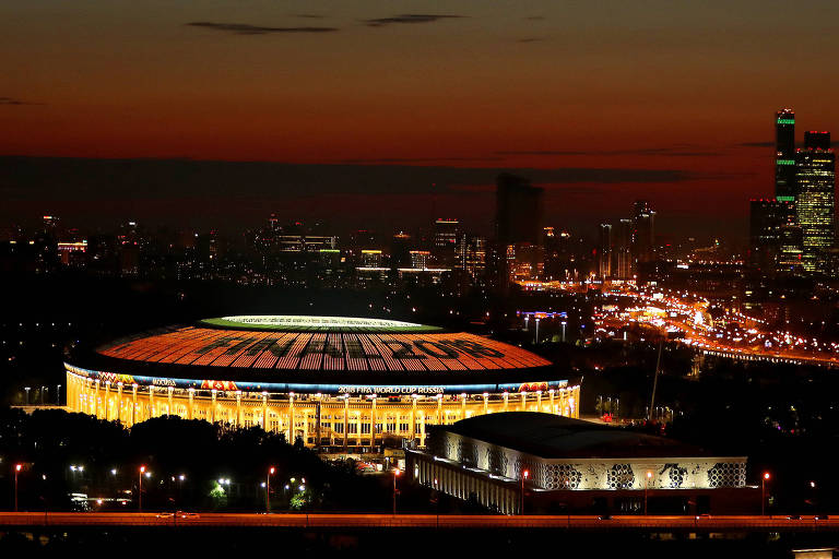 Estádio Lujniki é iluminado antes da final da Copa do Mundo entre França e Croácia, em Moscou