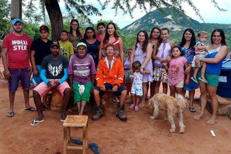 O grupo Humorista da Serraria junto com a comunidade rural onde vivem; ao centro, Valdo (o Seu Mané) de laranja, e Arnaldo (de roxo e boné verde)