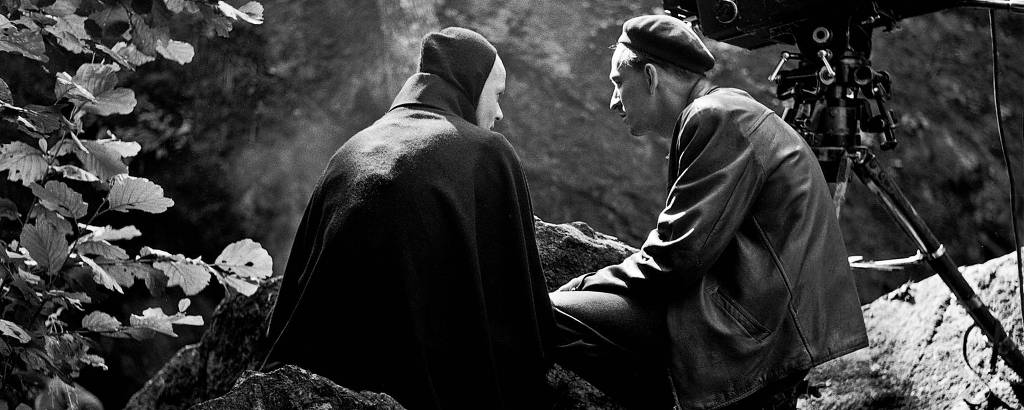 Ingmar Bergman dirige Bengt Ekerot em 'O Sétimo Selo' em imagem que integra o documentário 'Bergman - 100 Anos', sobre a vida do cineasta em 1957 