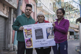 Família não consegue liberação de corpos após mortes em favela