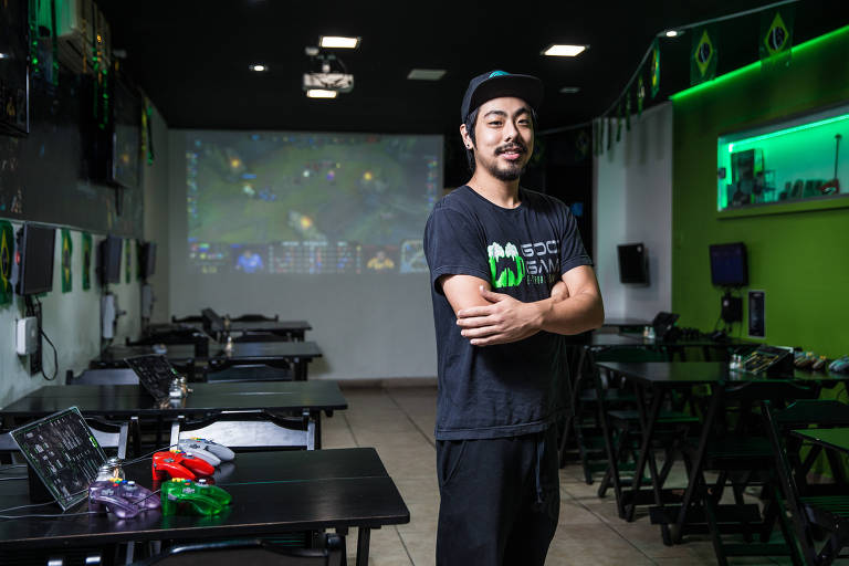  Bruno Hideki, 27, dono do Good Game E-Sports Bar, na Vila Madalena
