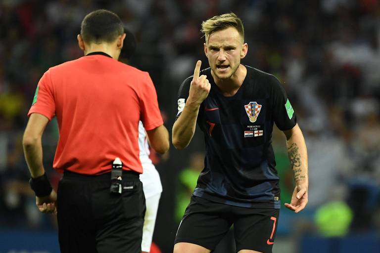 Rakitic reclama com o árbitro durante a partida entre Croácia e Inglaterra pelas semifinais da Copa do Mundo 