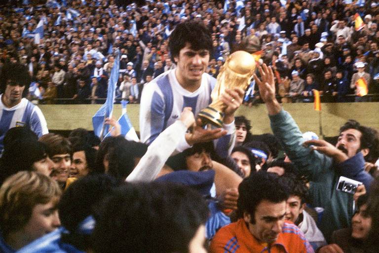 O capitão da Argentina, Daniel Passarella, segura a Taça Fifa em Buenos Aires depois da conquista da Copa do Mundo de 1978 contra a Holanda