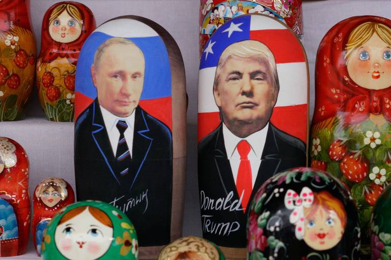 Matrioskas com as imagens dos presidentes da Rússia, Vladimir Putin (à esquerda), e dos EUA, Donald Trump, em mercado em Moscou