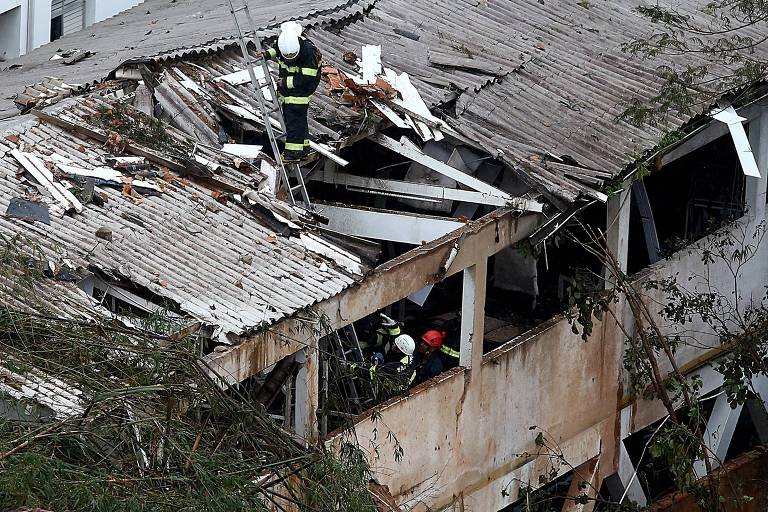 Bombeiro no telhado de casa, onde o jato que levava o presidenciável Eduardo Campos, caiu, em Santos (SP)