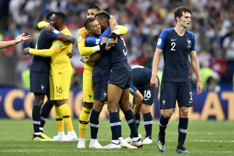 Jogadores franceses celebram a conquista da Copa do Mundo da Rússia