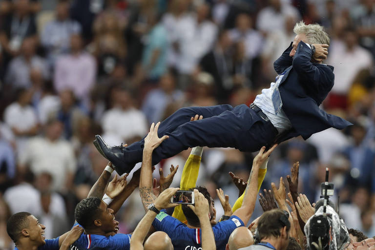 O técnico da França, Didier Deschampsé jogado ao ar pelos jogadores campeões mundiais