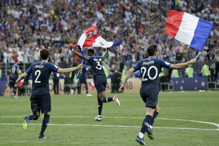 Jogadores franceses celebram a conquista da Copa do Mundo da Rússia