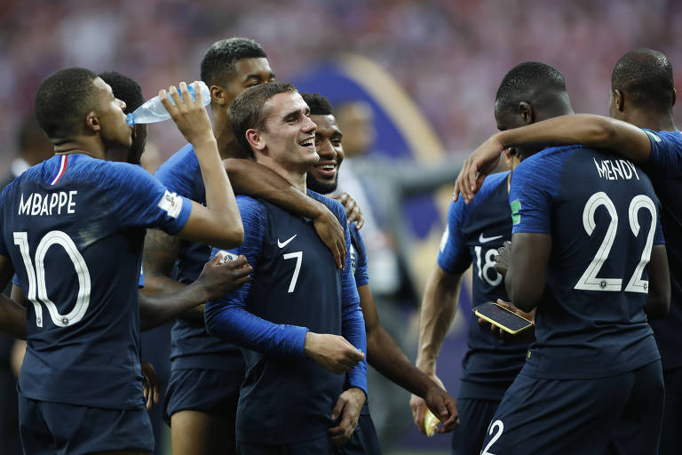 Jogadores franceses celebram a conquista da Copa do Mundo da Rússia