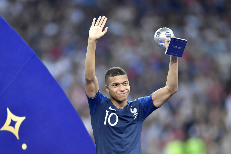 Mbappé com o troféu de jogador revelação da Copa do Mundo da Rússia