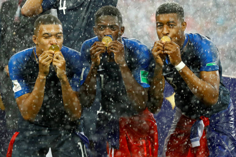 Campeão, francês Hugo Lloris é o quarto goleiro a levantar a taça da Copa -  15/07/2018 - Esporte - Folha