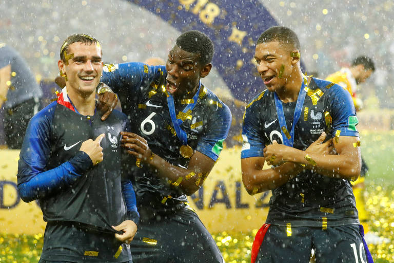 Jogadores franceses comemoram a conquista da Copa