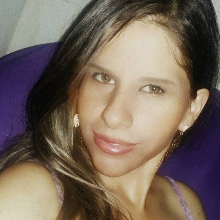 Retrato de Janaína Romão, 30 anos, morta a facadas pelo ex-marido; ela é loira, com olhos claros 
