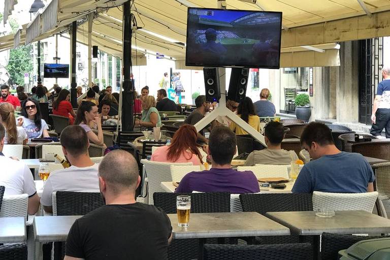 No centro de Belgrado, na Sérvia, dezenas de bares e cafés sintonizaram na transmissão da final masculina de Wimbledon