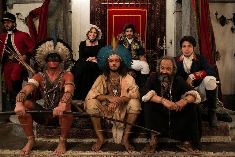 Rômulo Estrela (à dir.) com elenco de "Novo Mundo"