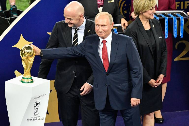 Vladimir Putin, ao lado de Gianni Infantino, presidente da Fifa, durante cerimônia de entrega da taça no estádio Lujniki, em Moscou