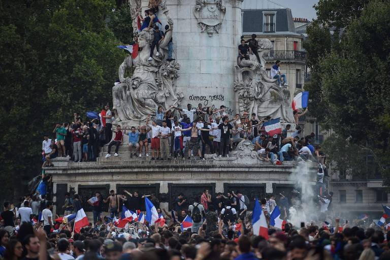 Torcedores em Paris durante a final da Copa