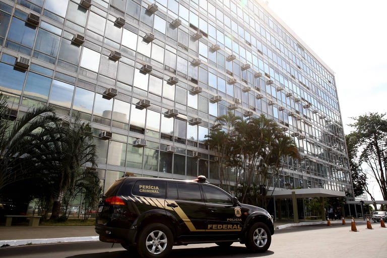 Carro da Polícia Federal próximo à sede do Ministério do Trabalho; servidores encontraram salas com material revirado nesta segunda (16)