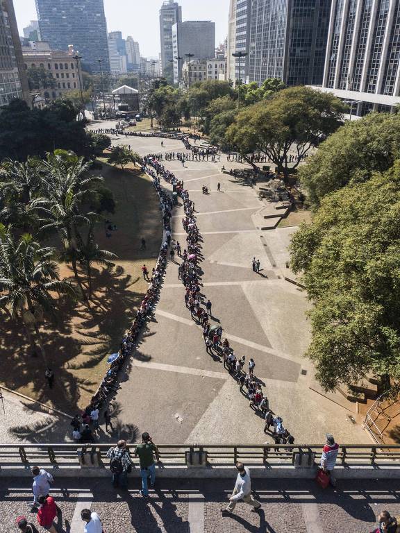 Foram distribuídas 5.000 senhas, mas, diante da fila que se desenrolava em caracol por todo o Vale do Anhangabaú, o sindicato decidiu limitar o atendimento desta segunda a 1.600 pessoa