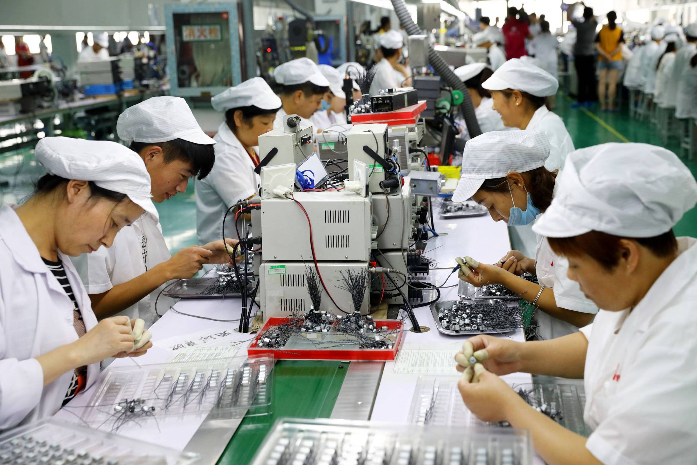 Производство товаров китай. Китайский завод. Китайцы за работой. Китайцы на фабрике. Китай электроника.