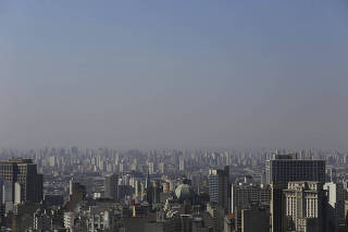 Camada de poluição e vista no céu da região central de São Paulo (SP)
