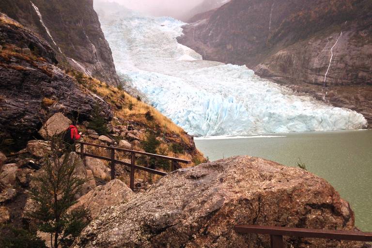 Turista observa o glaciar Serrano, no fiorde Ultima Esperanza