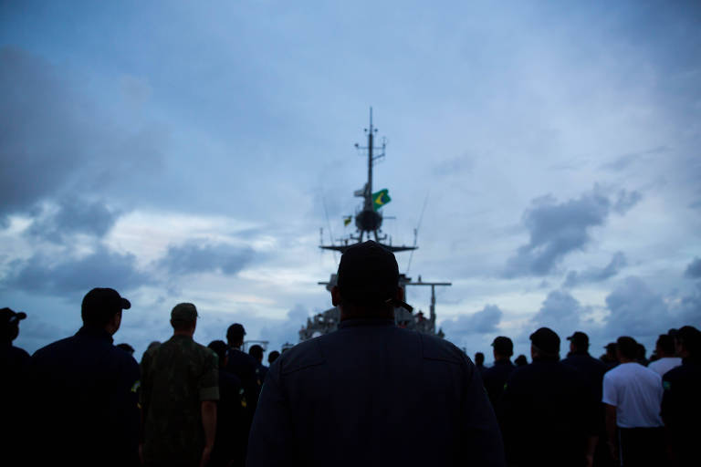 Marinheiros fazem cerimonial no navio Araguari, da Marinha