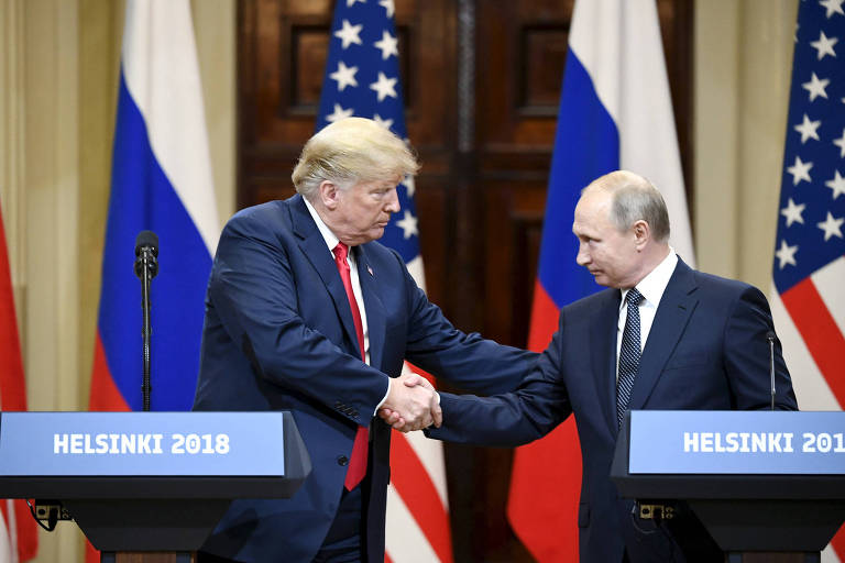 O presidente de Estados Unidos, Donald Trump, com o presidente da Rússia, Vladimir Putin, em conferência na Finlândia, em julho