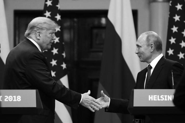 Os presidente dos EUA, Donald Trump, e da Rússia, Vladimir Putin, ao final de entrevista à imprensa em Helsinque, na Finlândia

