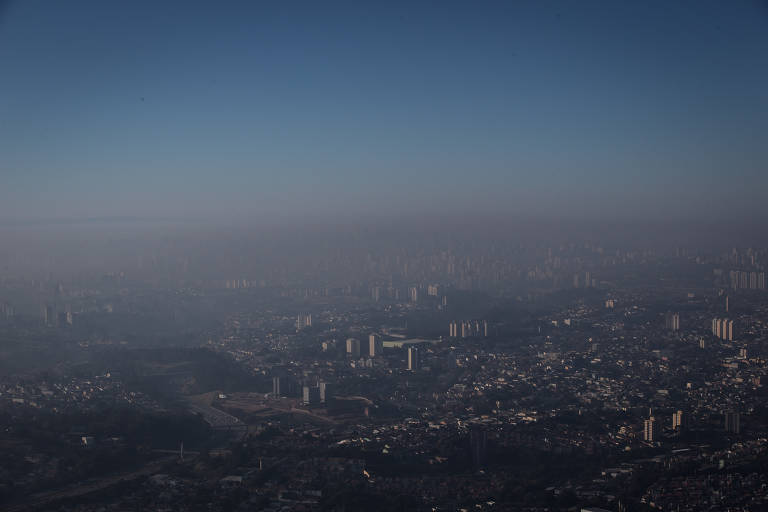 Cidade de São Paulo vista do alto. Camada de poluição é bastante visível