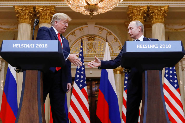 Donald Trump e Vladimir Putin se cumprimentam durante entrevista conjunta após cúpula bilateral, na segunda (16), em Helsinque