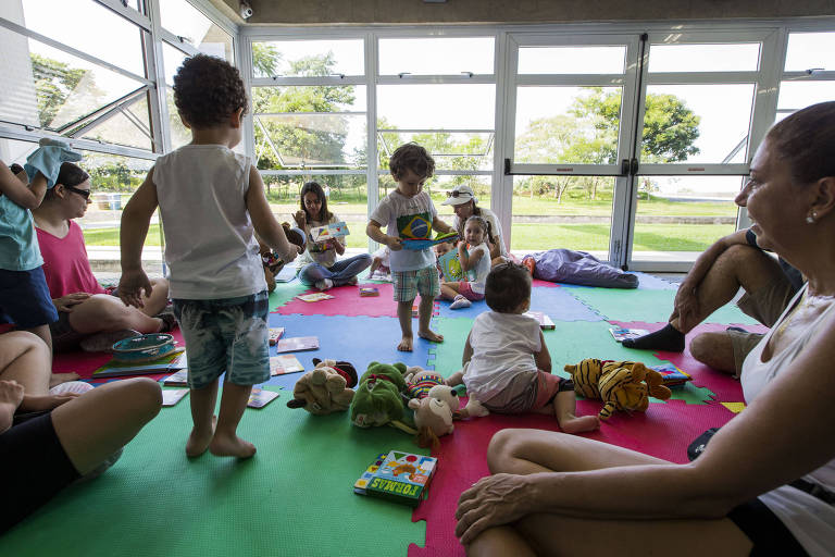 A atividade "Lê no Ninho", e voltada para bebes e criancas e procura aproximar-las da leitura e dos livros e foi realizada na biblioteca do Parque Villa Lobos