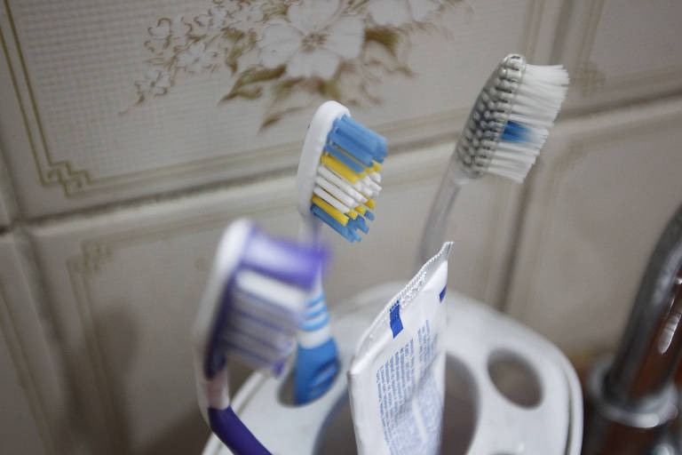 Três escovas de dentes juntas