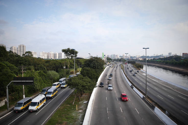 Motoristas na marginal Tietê, em São Paulo
