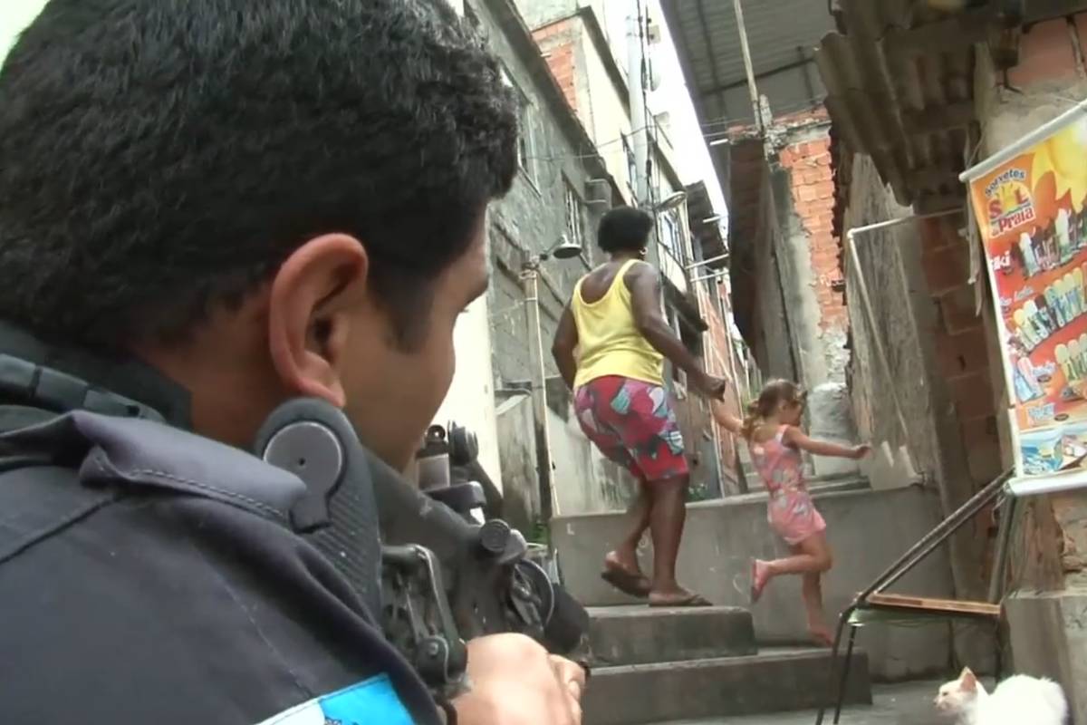 PM mata dez suspeitos em operação em morro no centro do Rio