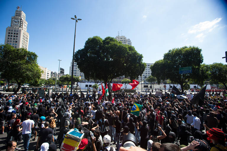 Brasil está esmagado por dois projetos totalitários, diz escritor