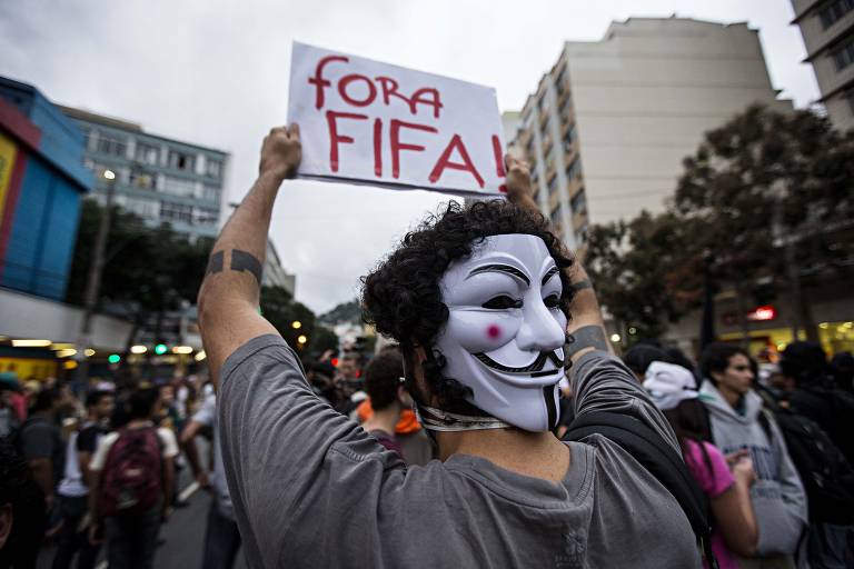 Manifestantes protestam contra a realização da Copa do Mundo de 2014, no Rio de Janeiro; eles alegam uso expressivo de dinheiro público para obras em estádios e arenas, e pedem maiores investimentos em educação e saúde