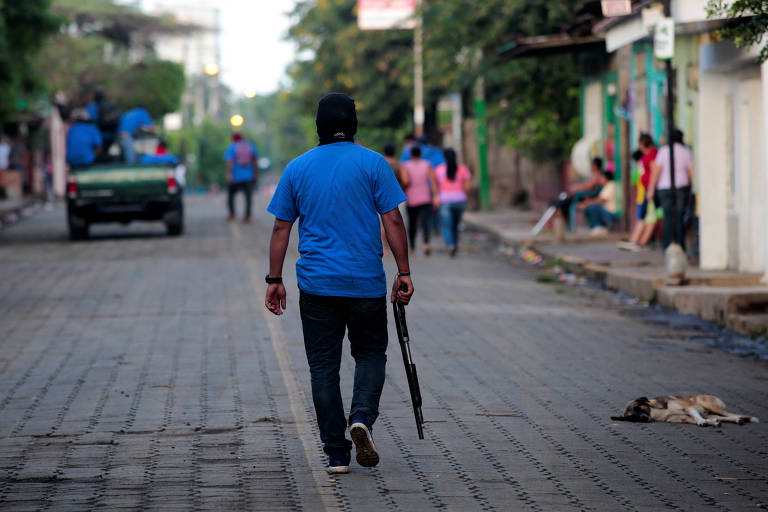 Milícia pró-governo faz patrulha em Masaya, Nicarágua