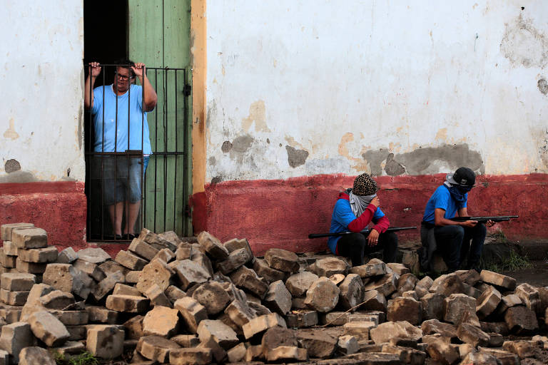 Milicianos pró-governo se sentam em barricada em Masaya, Nicarágua