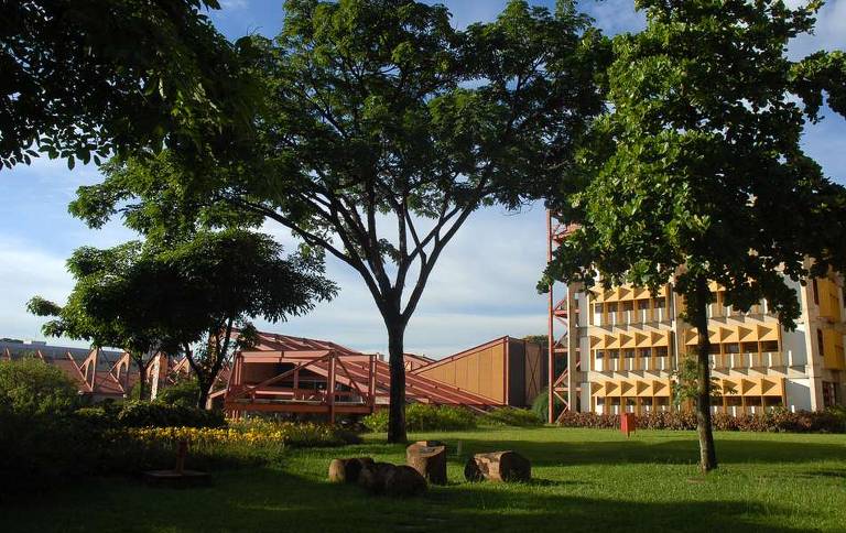 Fachada da Biblioteca Central e da Praça de Serviços do campus da Pampulha da UFMG (Universidade Federal de Minas Gerais)