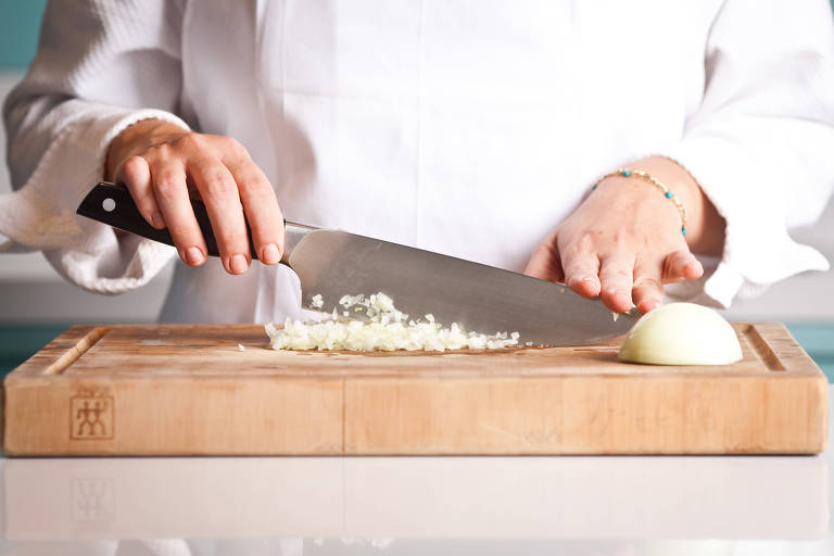 Chef corta cebola
