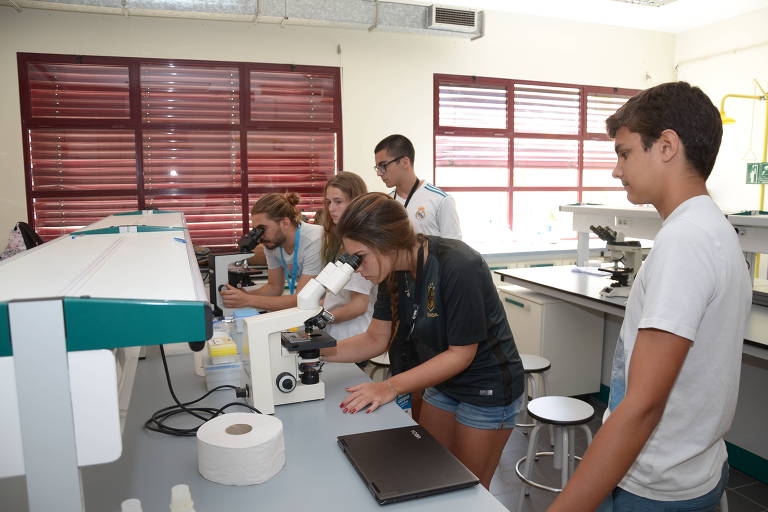 Alunos usam laboratório de ciências na Universidade do Algarve