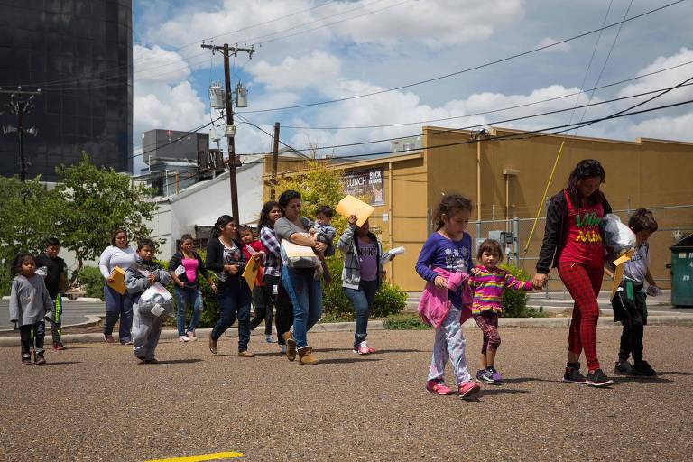 Imigrantes vão para centro de ajuda humanitária após deixarem detenção na cidade de McAllen, no Texas (EUA)